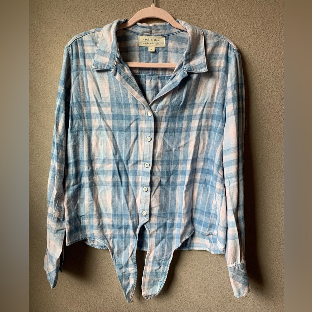 Cloth & Stone light pink/blue button down, tie front blouse. Size S.